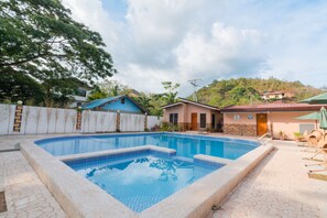 Outdoor pool - Island Wanderers Inn (Coron)