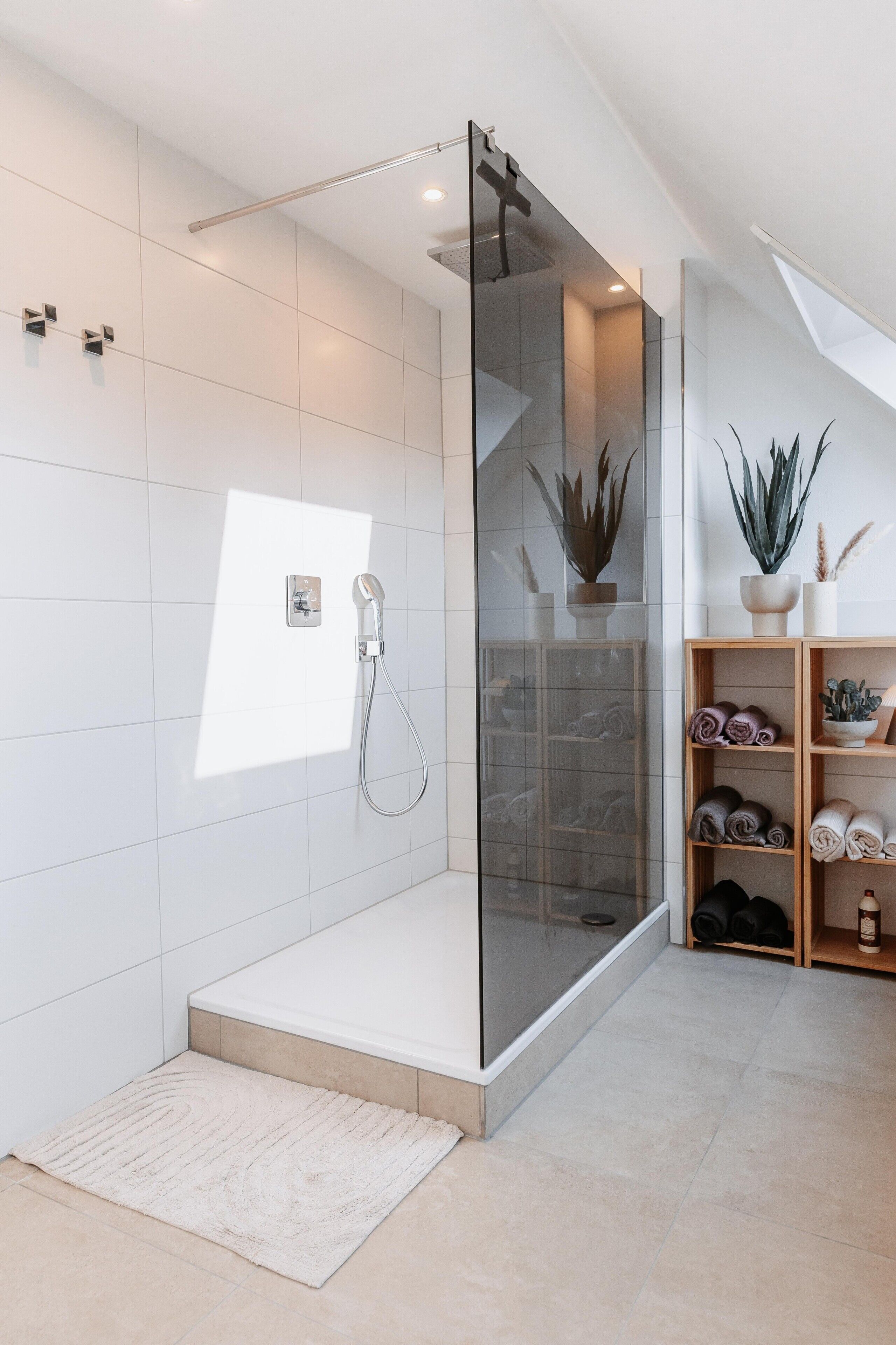 Badewanne, kostenlose Toilettenartikel, Haartrockner, Handtücher