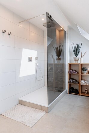 Bathtub, free toiletries, hair dryer, towels