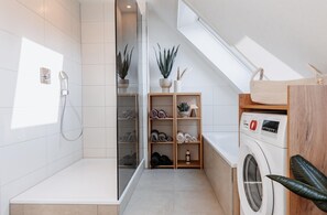 Bathtub, free toiletries, hair dryer, towels