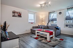 TV, DVD player - Apartment 'Zeiser' with Balcony and Wi-Fi (Pfullendorf)