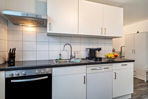 Réfrigérateur, four, plaque de cuisson, lave-vaisselle