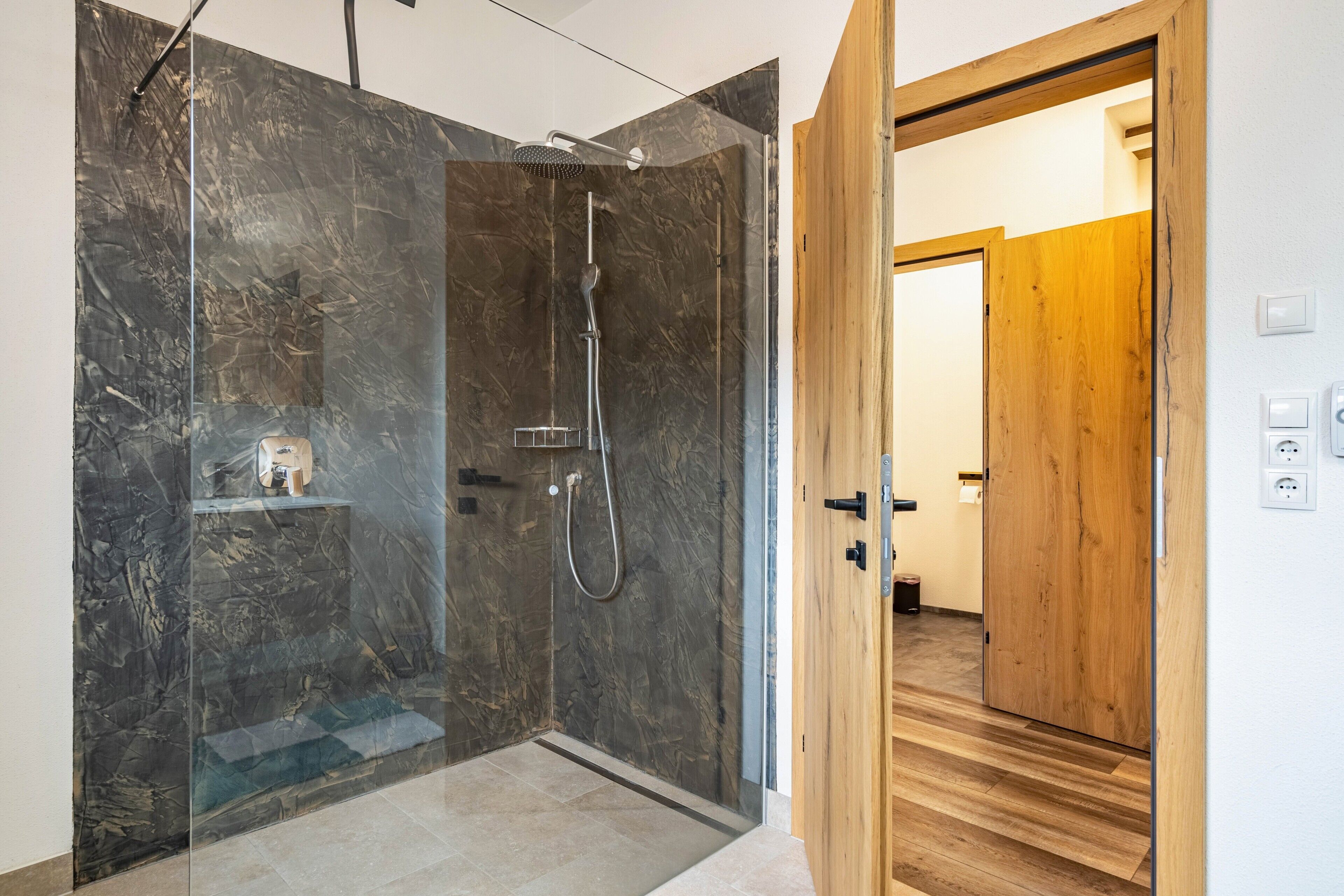 Douche, articles de toilette gratuits, serviettes fournies