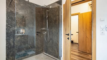 Douche, articles de toilette gratuits, serviettes fournies