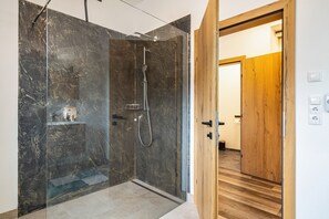 Shower, free toiletries, towels - Holiday Apartment "Steinwender" with Mountain View, Terrace & Wi-Fi (Kaltenbach)