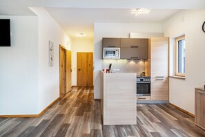 Kylskåp, mikrovågsugn, ugn och spishäll