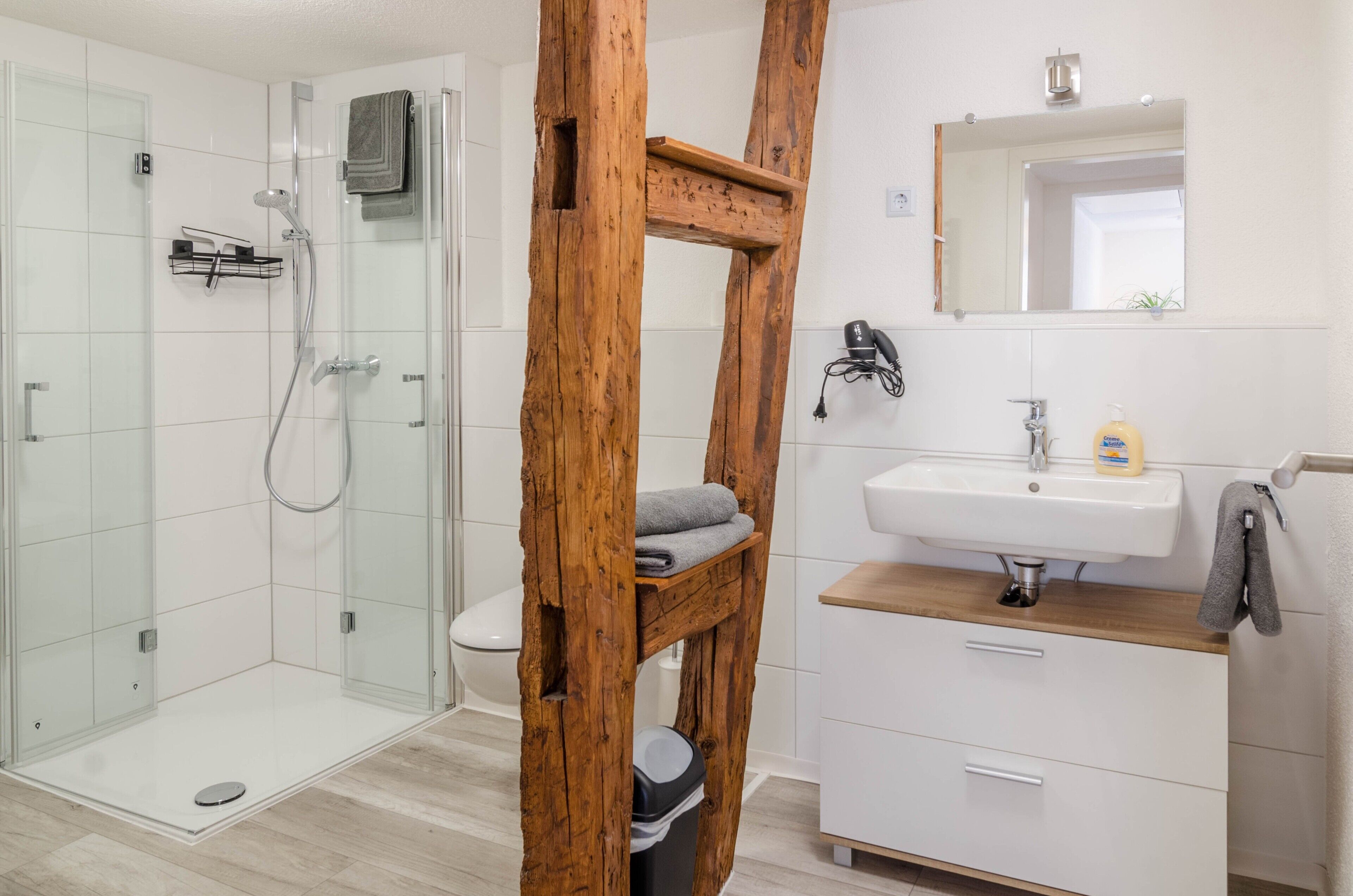 Een douche, gratis toiletartikelen, een haardroger, handdoeken