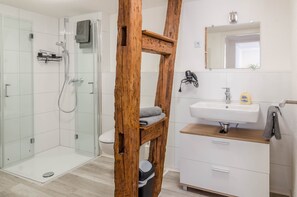 Ducha, artículos de tocador gratuitos, secador de pelo, toallas