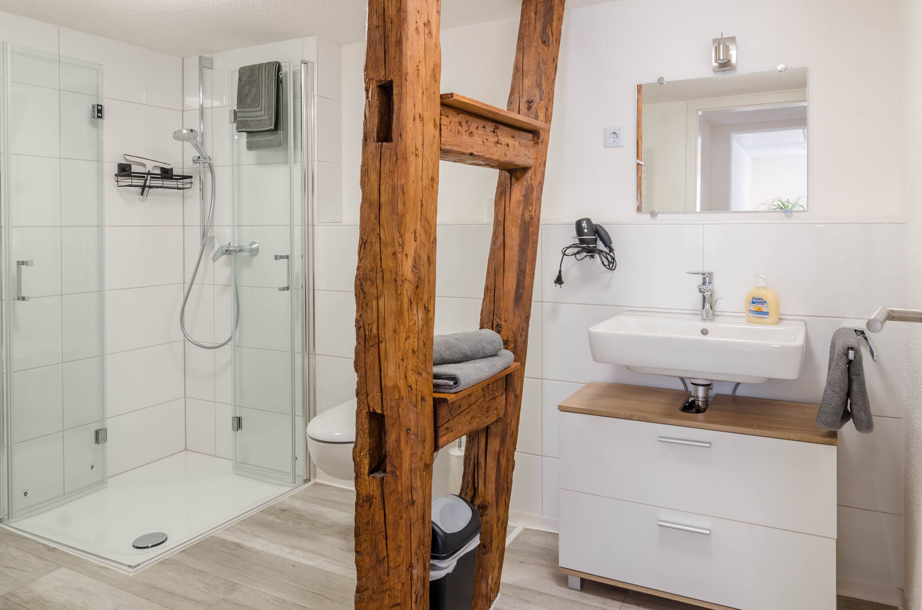 Dusche, Haartrockner, Handtücher