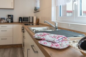 Jääkaappi, mikroaaltouuni, uuni, liesi