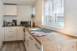 Fridge, microwave, oven, stovetop - Holiday Home 'Mina' with Wi-Fi (Krauchenwies)