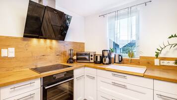 Køleskab, mikrobølgeovn, ovn, kogeplade