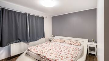 2 bedrooms, iron/ironing board, free WiFi, bed sheets