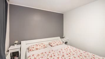 2 bedrooms, iron/ironing board, free WiFi, bed sheets