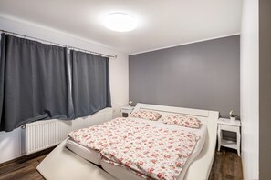 2 slaapkamers, een strijkplank/strijkijzer, gratis wifi, beddengoed