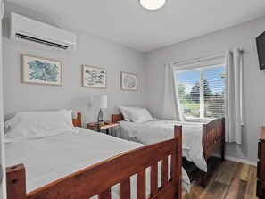 A hotel room with two beds, a window with blinds, and a ceiling fan. - Warm & Welcoming Solar Home on Keizer Quiet Lane (Keizer)