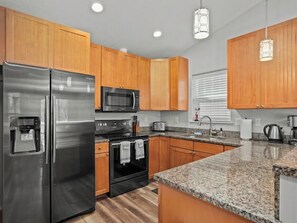 Fridge, microwave, oven, stovetop - Warm & Welcoming Solar Home on Keizer Quiet Lane (Keizer)