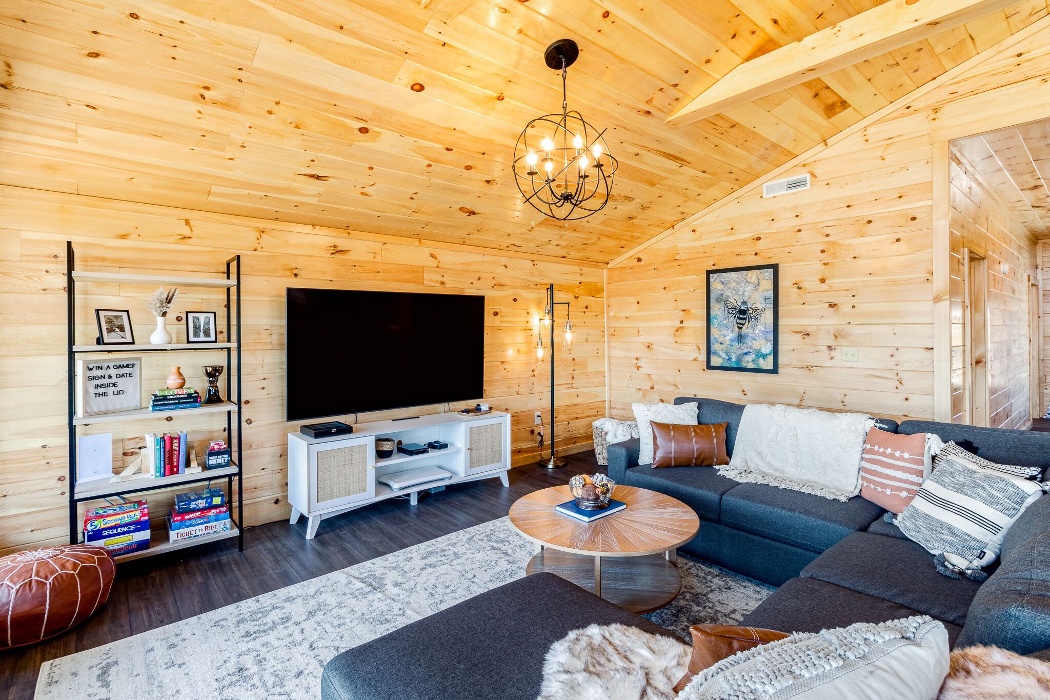 Honey Bee Hideaway Luxury Cabin—Hot Tub & WiFi