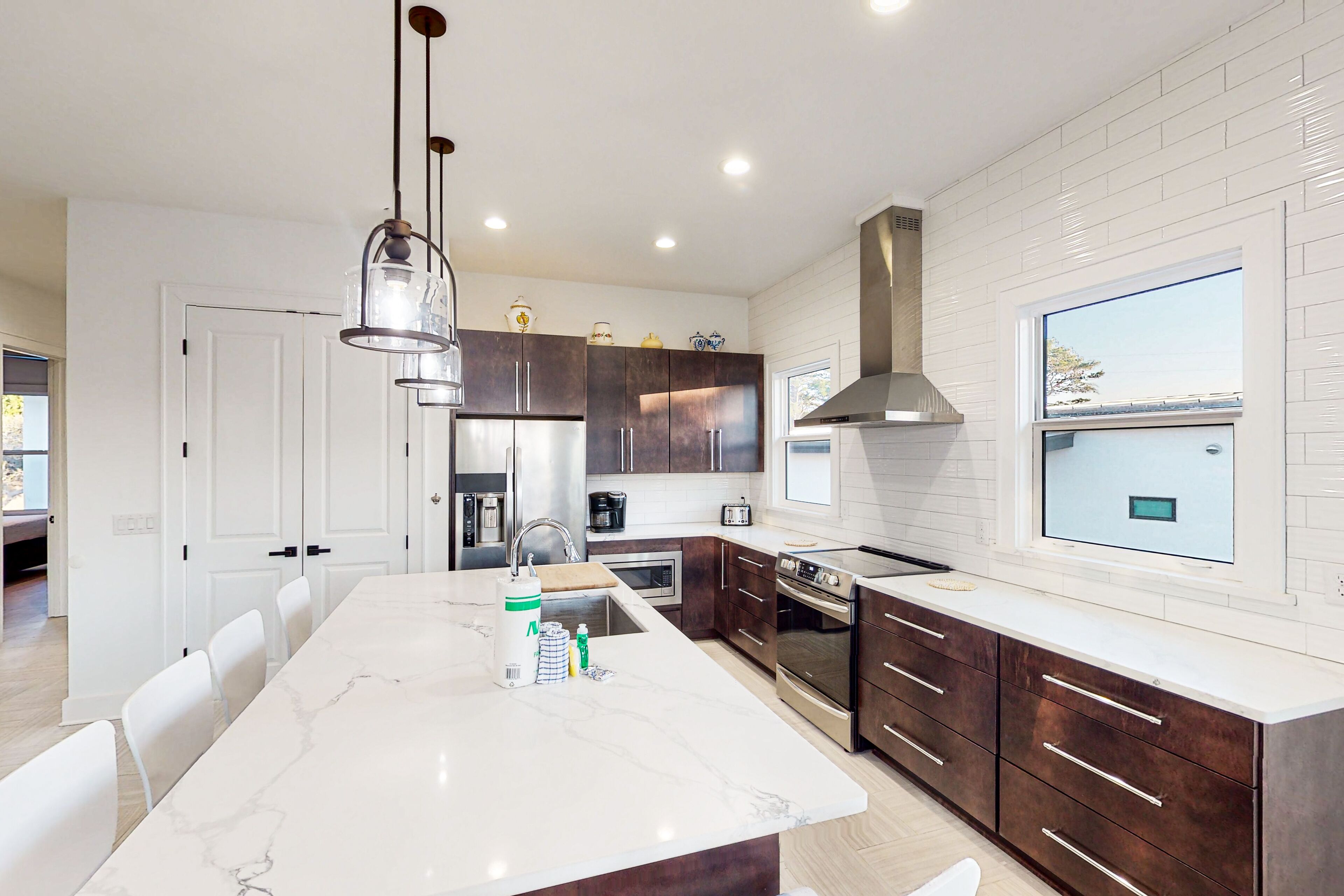 Een koelkast, een magnetron, een oven, een kookplaat