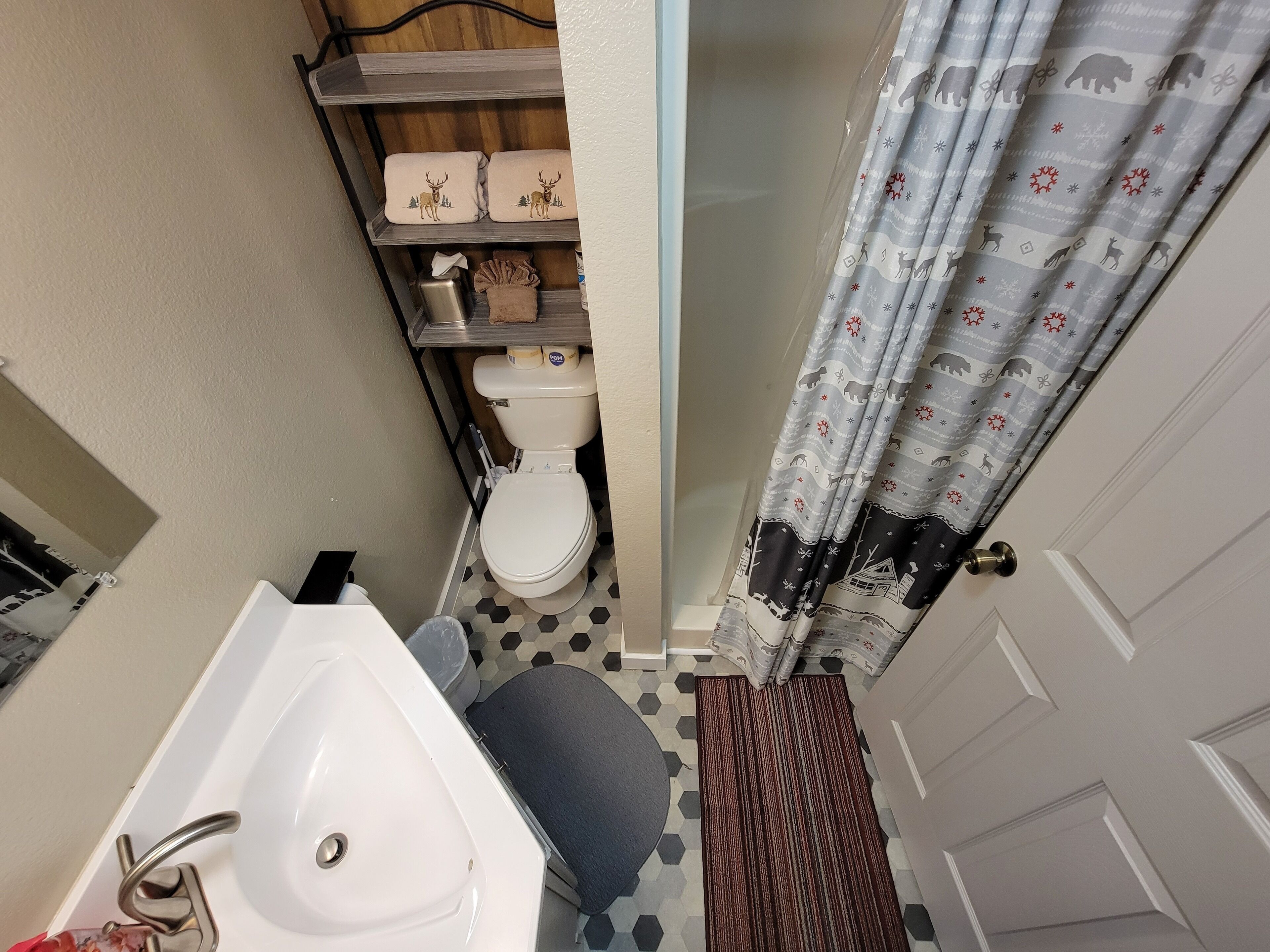 Wild Deer Cabin. Short walk to Douglas Lake. Half Hour from Pigeon Forge.