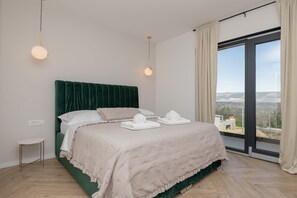 4 camere, una scrivania, ferro/asse da stiro, culla da viaggio