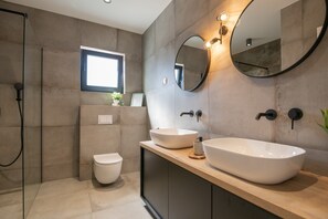 Dusche, Haartrockner, Handtücher, Toilettenpapier