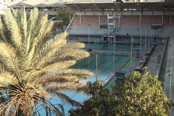 Suíte estúdio empresarial, vista para a piscina | Individualmente decorados, individualmente mobiliados, escrivaninha