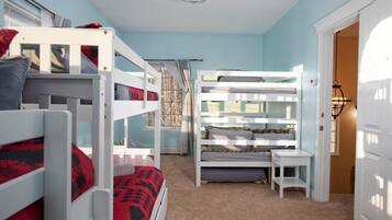 6 soverom, skrivebord, strykejern/-brett og reiseseng for barn