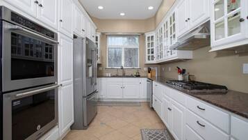 Kylskåp, mikrovågsugn, ugn och spishäll