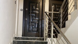 A staircase with marble steps leading to a door labeled "FAMILY". - SECKEBE IMMO ET BUSINESS: SUITE1 (DAKAR)