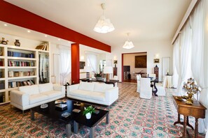 Fernseher, Kamin, Drucker