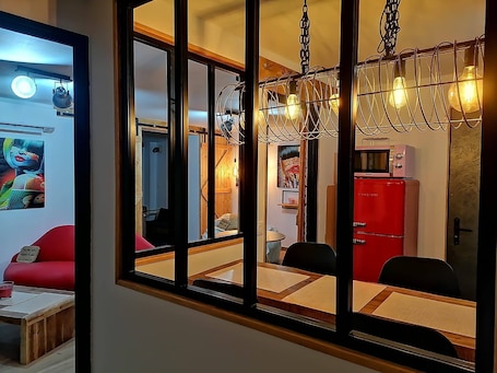 内装. Maison Déco Pop Et Chaleureuse Avec Spa, Sauna