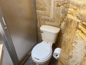 Ensemble douche/baignoire, serviettes fournies