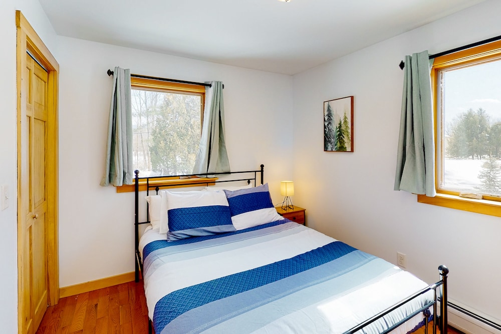 Dogfriendly home with great backyard walk to shuttle, shops