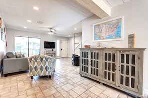 TV - Steps to Beach | Dual Master Suites | Bunks | Pool (Destin)