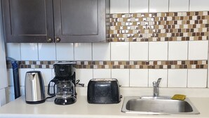 Economy Apartment | Private kitchen | Coffee/tea maker, full-size fridge, microwave, oven - Chesskings Car Rental Guest House (Winnipeg)