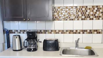 Departamento económico | Cocina privada | Refrigerador con congelador, microondas, horno y lavavajillas