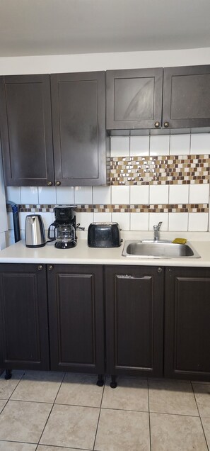 Economy Apartment | Private kitchen | Full-sized fridge, microwave, oven, dishwasher - Chesskings Car Rental Guest House (Winnipeg)