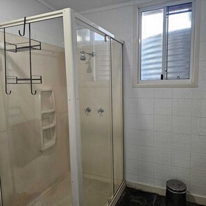 シャワー、トイレットペーパー