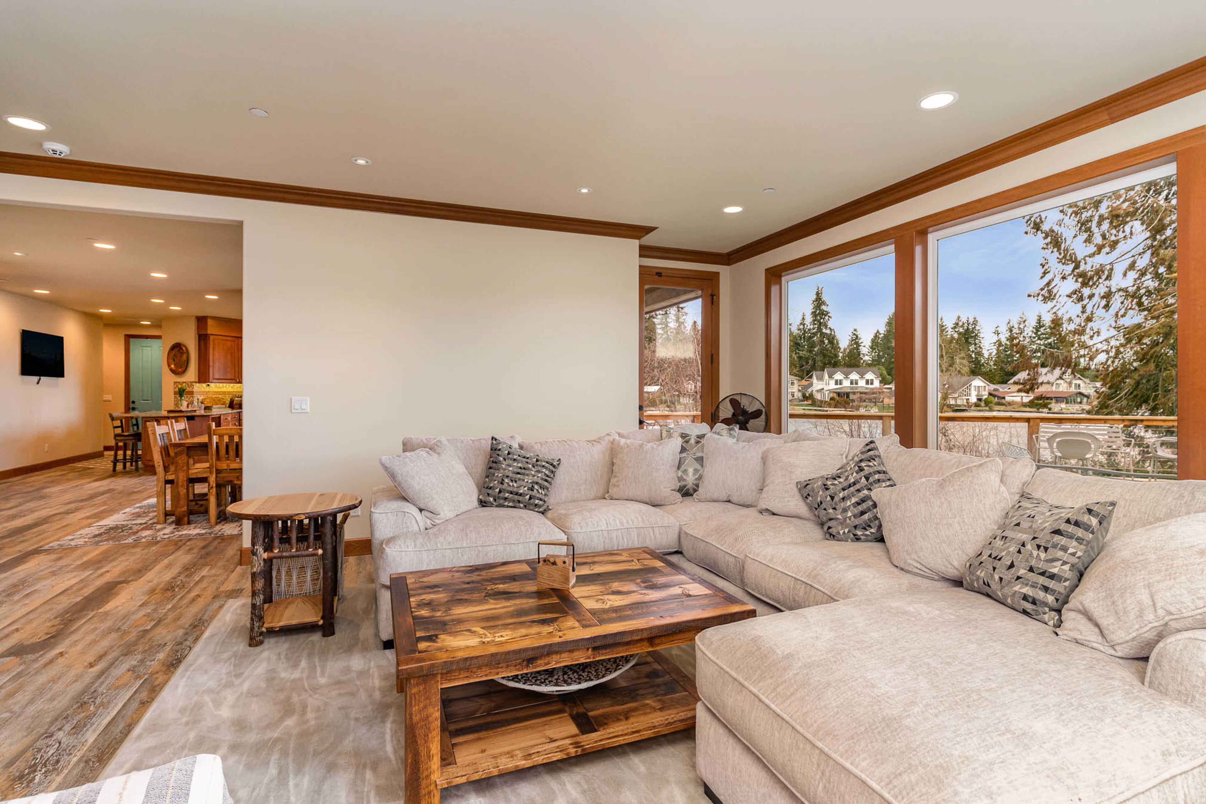 Custom-built lakefront lodge with a dock, deck, & grill for a party of eight