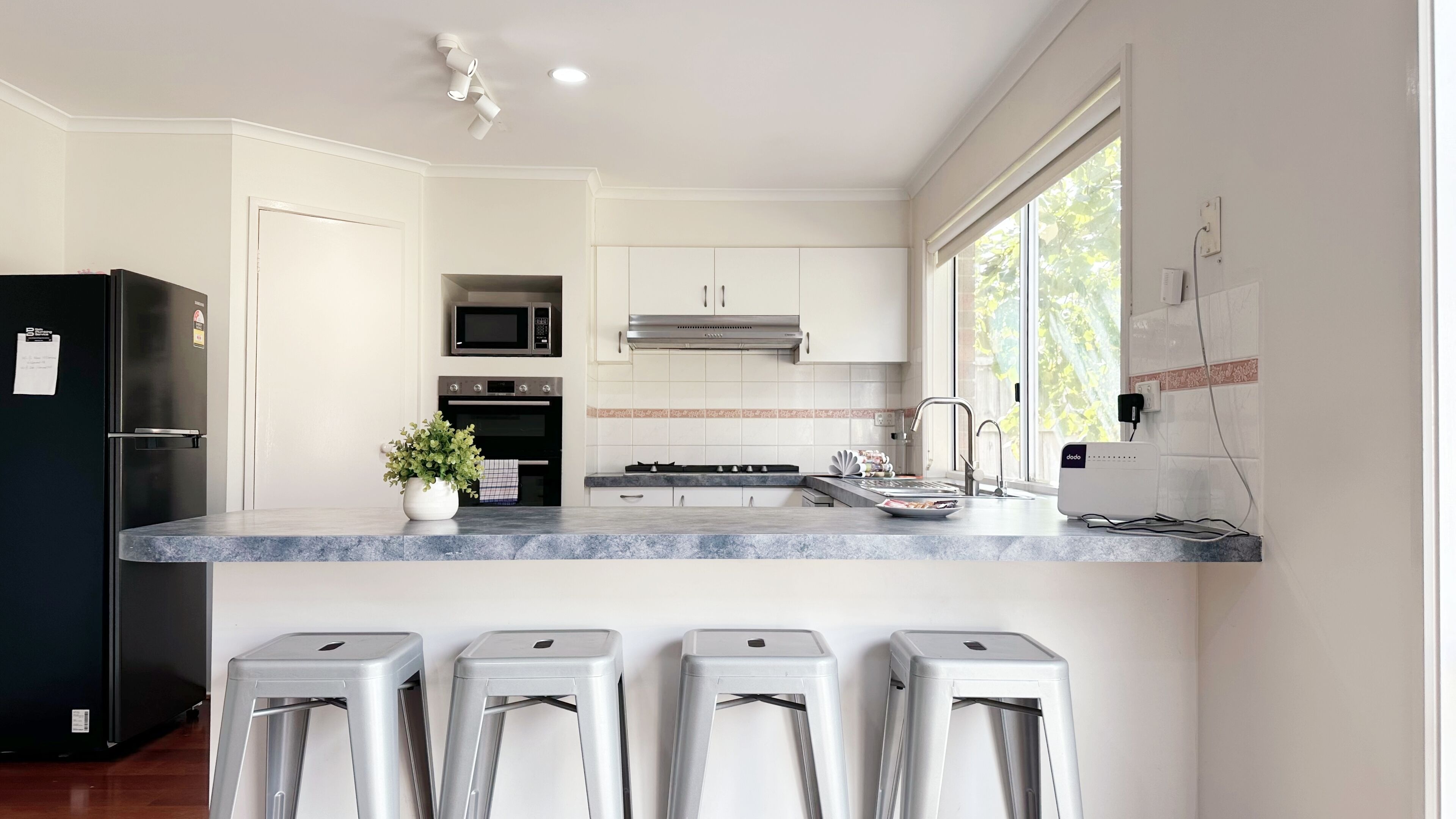 ثلاجة، ميكروويف، فرن، موقد طهي مسطح