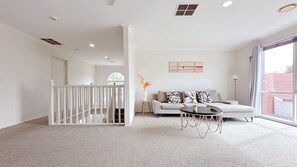 Een smart-tv, tafelvoetbal, een tafeltennistafel en boeken