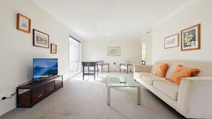 Een smart-tv, tafelvoetbal, een tafeltennistafel en boeken