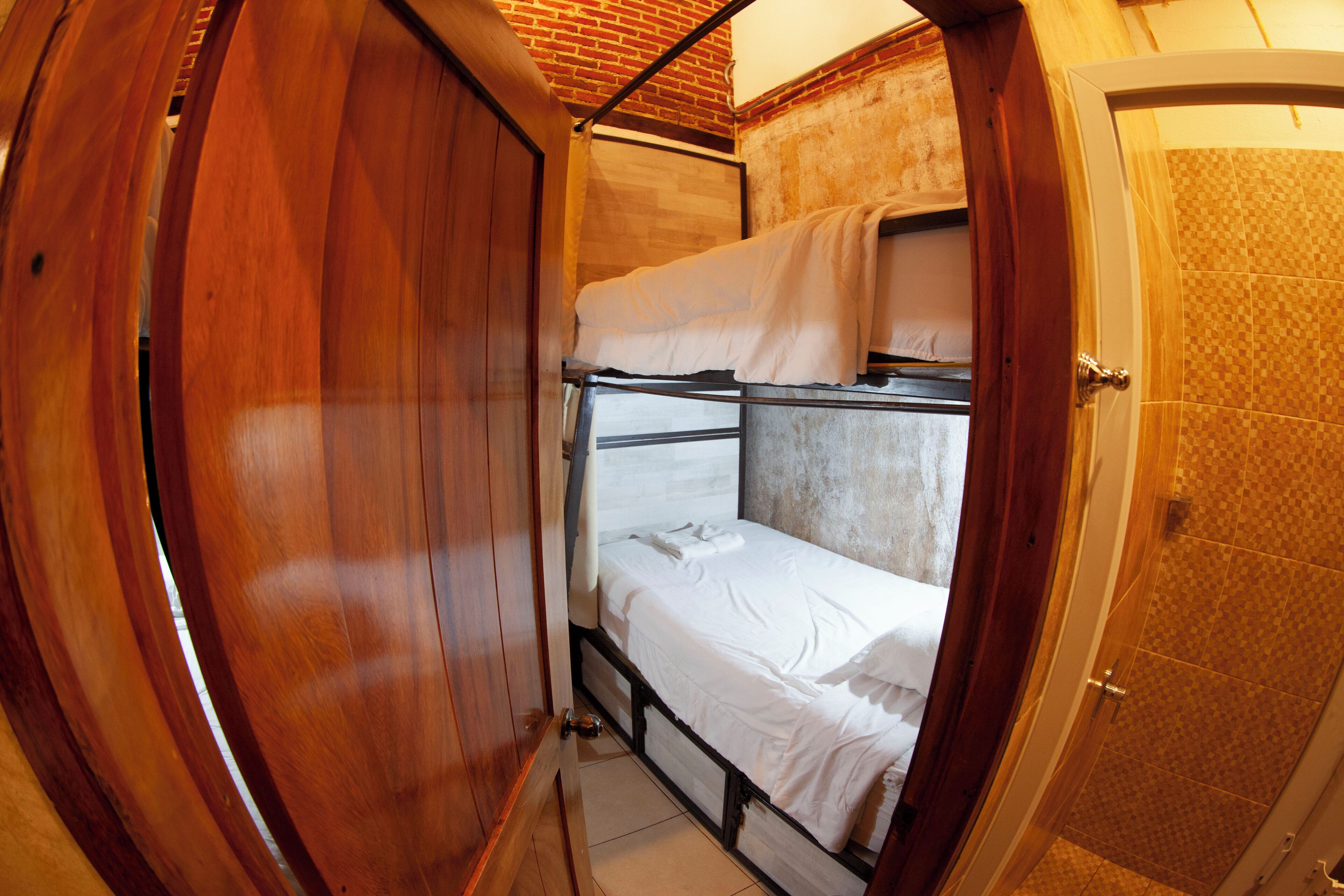 Dormitorio compartido estándar | Insonorización, wifi gratis y ropa de cama 