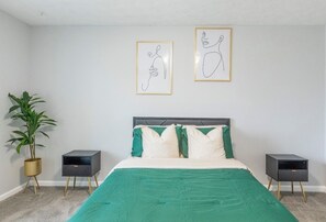 3 عدّة غرف نوم ومكواة/لوح كي وملاءات أسرّة