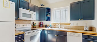 Dog-friendly coastal cottage with private hot tub - short walk to beach