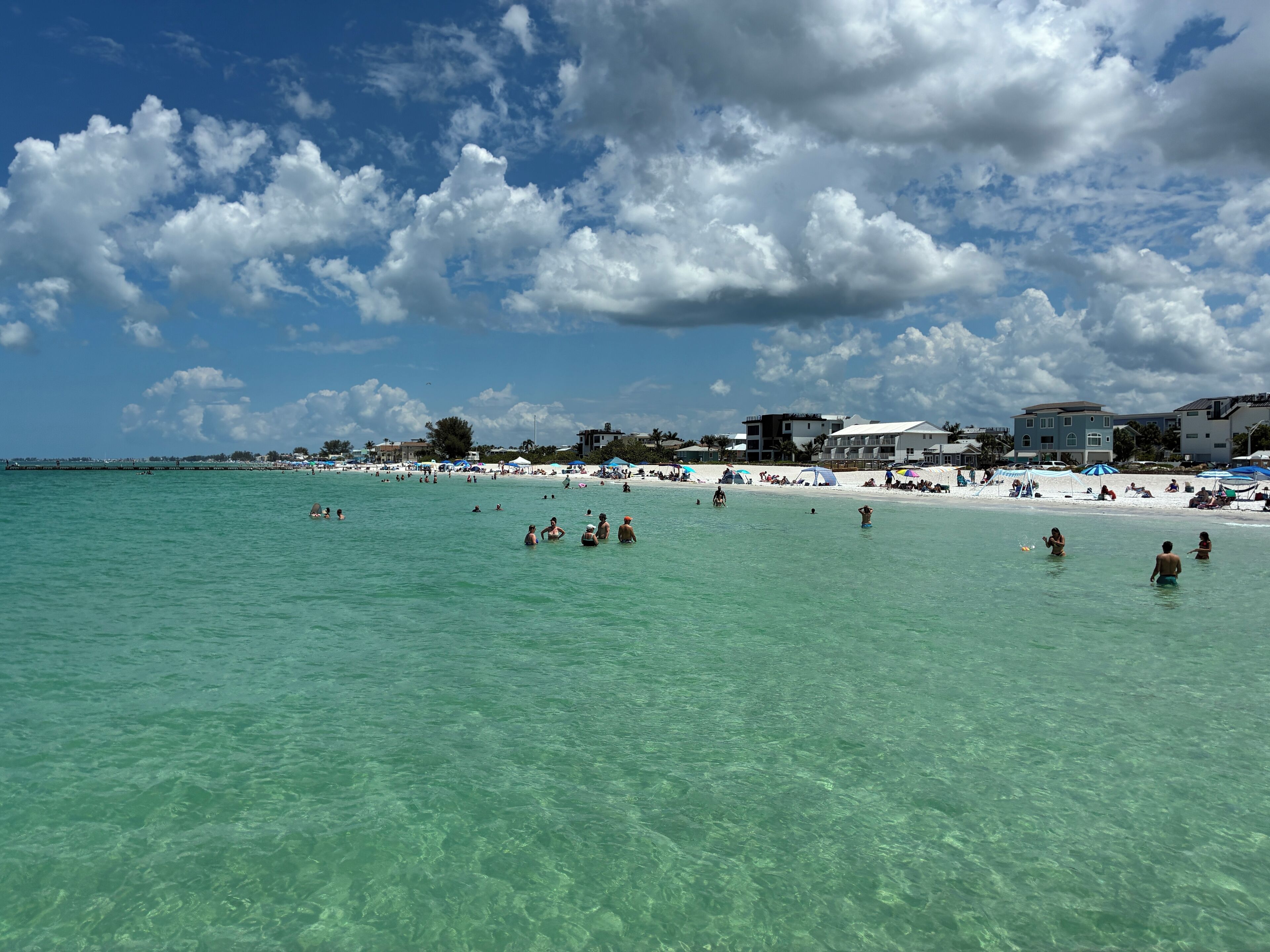 Una playa cerca, sillas reclinables de playa, toallas de playa