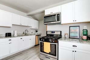 Frigorifero, microonde, forno, piano cottura