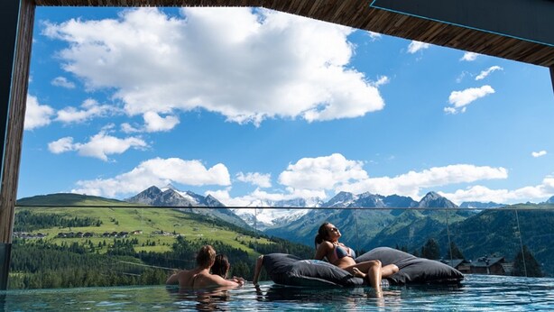 Ein Fernblick auf Berge und einen klaren Himmel vom Infinity-Pool aus.