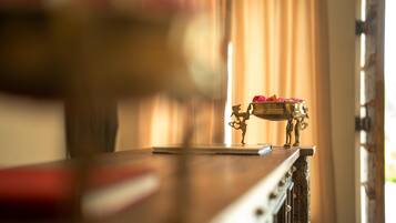 Une vue floue d’une pièce avec une table en bois et un objet décoratif en laiton posé dessus.